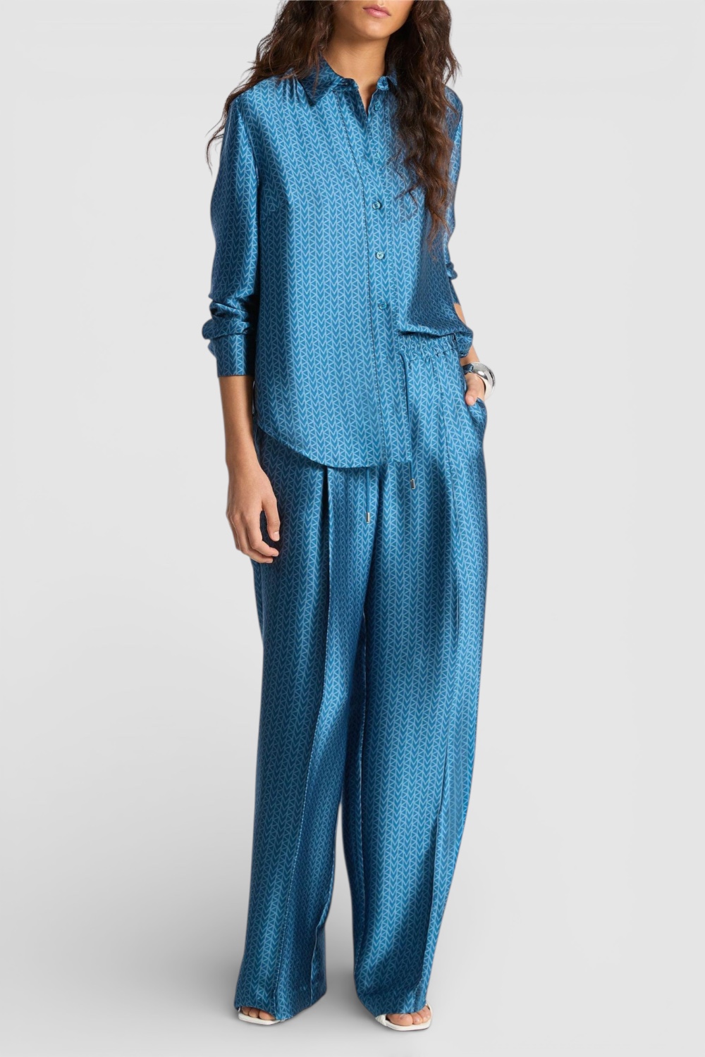 תמונת כל הלוק של חולצה מכופתרת